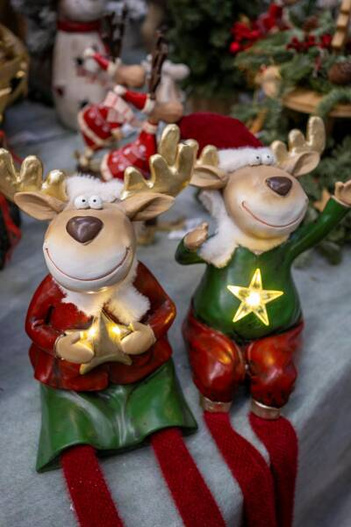 Renifer siedzący ON/ONA LED czerwono-zielony zwisające nogi 60cm