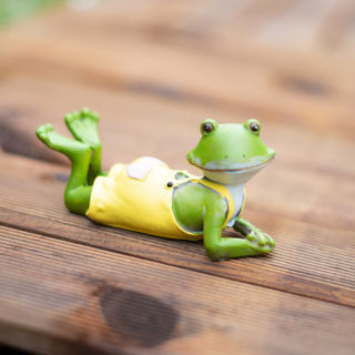 Leżąca żaba w spodenkach lub w sukience figurka 
